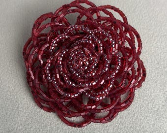 "Handgemachte rote mehrfarbige geschichtete perlenbesetzte Blumenbrosche ""P087."