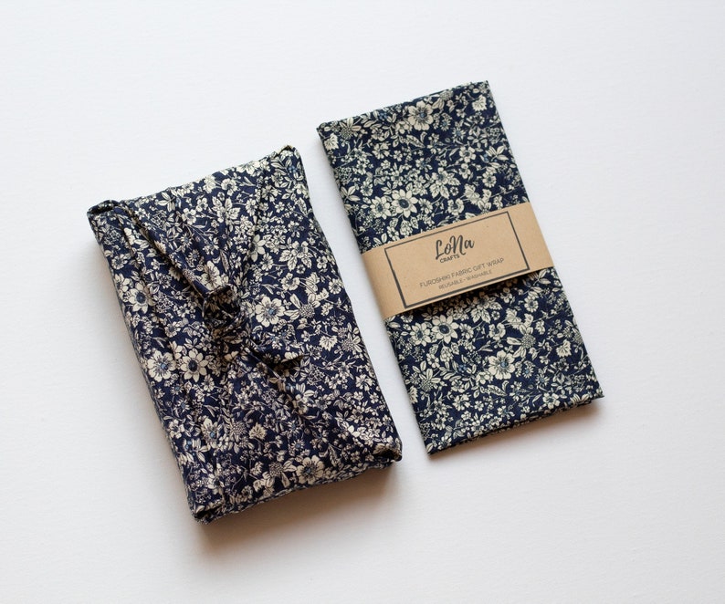 Furoshiki verpakking, herbruikbare stof cadeauverpakking, zero waste cadeauverpakking, verjaardagsdag cadeauverpakking, kerstcadeauverpakking Navy Floral