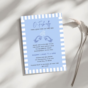 Pode incluir: Um convite de noivado listrado azul e branco com o texto "O-Fishrally" e "Two Less Fish in the Sea". O convite apresenta dois peixes de desenho animado com corações acima deles. O texto também inclui a data, a hora e o local da festa de noivado.
