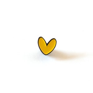 Minimalistischer gelber Herz Emaille Pin | Einfache und nette Herz-Revers-Pin | Kleiner Love Pin für Jacken, Taschen und Hüte | Kleines Herz Pin