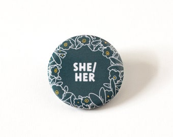 She Her Pronomen Pin - Pronomen Pinbacks - Pins für Rucksäcke