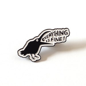 Sarkastischer Krähe Emaille Pin | Witziger Rabe Emaille Pin | Alles ist fein Anstecknadel | Dark Humor Vogel Pin | Gesprächsstarter Pin