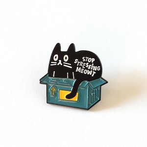 Zabawny Kot w pudełku Emaliowana Przypinka | Słodki Kot Przypinka Klapy | Przypinka Stop Stressing Meowt | Przypinka Quirky Jacket | Przypinka do Rozpoczęcia Konwersacji