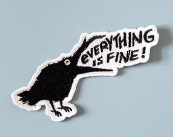 Parche termoadhesivo Cool Crow - Parche bordado de Cuervo divertido - Todo está bien parche - Aplicación sarcástica - Insignia de pájaro negro