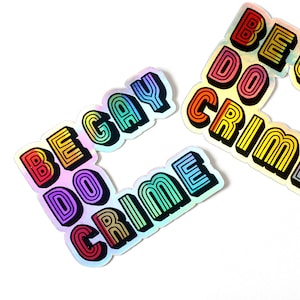 Adesivo de vinil holográfico "Seja gay, pratique o crime" | Adesivo de vinil "Orgulho LGBTQ+" | Adesivo "Orgulho ousado" | 3 x 2,25 polegadas