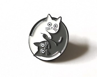 Épingle en émail Yin Yang Chats | Épinglette chat noir et blanc | Accessoire mignon et équilibré pour les vestes, les sacs et les chapeaux | Épingle en émail Harmony