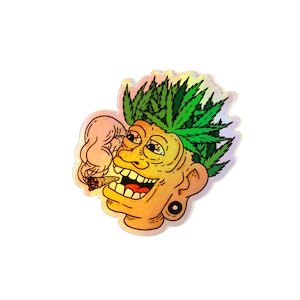 Peut inclure: Autocollant holographique repr&eacute;sentant un visage de dessin anim&eacute; avec des feuilles de cannabis vertes en guise de cheveux, un joint allum&eacute; et un large sourire. Le visage est jaune et orange avec une boucle d'oreille noire. De la fum&eacute;e s'&eacute;chappe du joint.