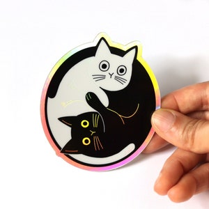 Autocollant holographique en vinyle chat Yin Yang | Sticker chat noir et blanc | Sticker zen mignon | Sticker fantaisiste imperméable | 2,87 x 3 pouces