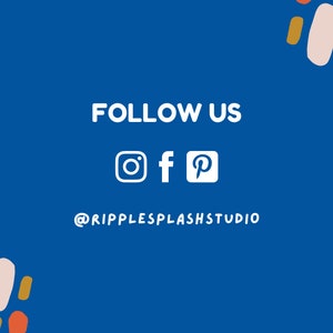 Pu&ograve; includere: Sfondo blu con testo bianco che dice "FOLLOW US" e icone di social media per Instagram, Facebook e Pinterest. Sotto le icone c'&egrave; il testo "@RIPPLESPLASHSTUDIO". Lo sfondo &egrave; decorato con forme astratte in arancione, marrone e bianco.