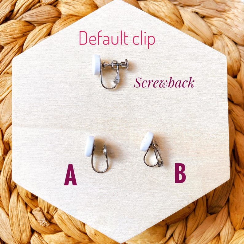 Op de afbeelding: Een close-up van drie oorbelsluitingen: een clip-on, een schroefsluiting en een clip-on met een ander ontwerp. De tekst "Default clip" en "Screwback" staat op de afbeelding.
