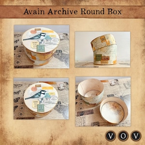 Może przedstawiać: Okrągłe pudełko w stylu vintage z ilustracją ptaka i napisem "Avain Archive Round Box". Pudełko ma postarzany, zużyty wygląd z etykietami i numerami. Pudełko jest pokazane zmontowane i zdemontowane.