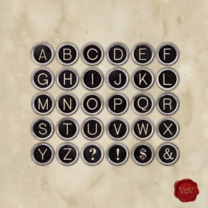 Puede incluir: Un teclado de m&aacute;quina de escribir vintage con teclas negras y letras blancas. Las teclas est&aacute;n dispuestas en orden alfab&eacute;tico, con signos de puntuaci&oacute;n y s&iacute;mbolos en la parte inferior. El fondo es un papel beige texturizado.