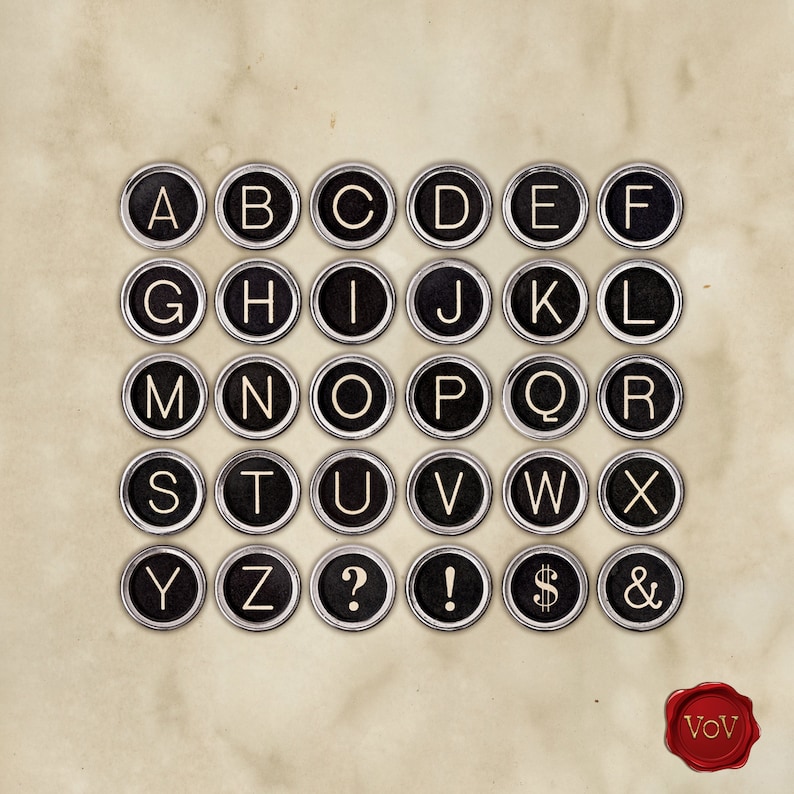 Puede incluir: Un teclado de m&aacute;quina de escribir vintage con teclas negras y letras blancas. Las teclas est&aacute;n dispuestas en orden alfab&eacute;tico, con signos de puntuaci&oacute;n y s&iacute;mbolos en la parte inferior. El fondo es un papel beige texturizado.