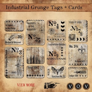 Op de afbeelding: Een verzameling vintage grunge tags en kaarten met diverse ontwerpen en tekst. De tags bevatten nummers, stempels en illustraties, waaronder een libelle, een vlinder en een kompas. Het kleurenpalet is voornamelijk bruin en beige.