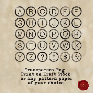 Puede incluir: Un conjunto de 26 sellos de letras del alfabeto, signos de puntuaci&oacute;n y una ampersand. Los sellos son en blanco y negro y tienen un estilo de m&aacute;quina de escribir vintage. El texto debajo de los sellos dice "Transparent Png. Imprimir en papel Kraft o cualquier papel estampado de su elecci&oacute;n. VOV"