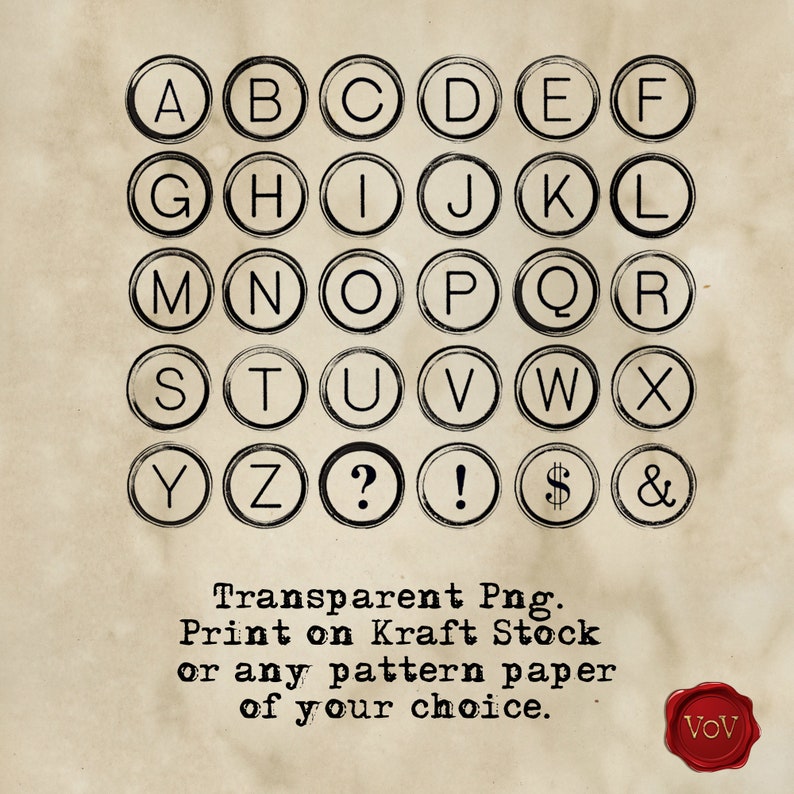 Puede incluir: Un conjunto de 26 sellos de letras del alfabeto, signos de puntuaci&oacute;n y una ampersand. Los sellos son en blanco y negro y tienen un estilo de m&aacute;quina de escribir vintage. El texto debajo de los sellos dice "Transparent Png. Imprimir en papel Kraft o cualquier papel estampado de su elecci&oacute;n. VOV"