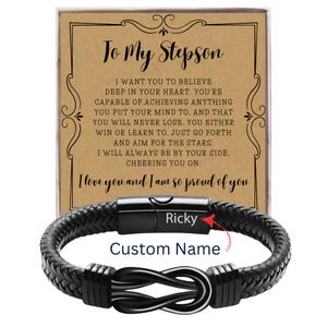 Presente personalizado para enteado • Pulseira de couro com nó infinito e nome personalizado com cartão • Presente para ele • Presente de formatura para filho • Cartão de aniversário