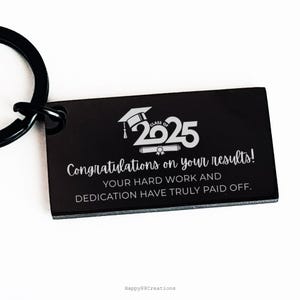 Afstudeercadeaus sleutelhangers "Class of 2025" gepersonaliseerde gegraveerde zwarte sleutelhanger afstudeercadeau voor jongen meisje tiener, cadeau afgestudeerd