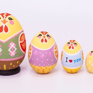 Matrioska di Pasqua per bambini, pulcino con uovo, bambola di Pasqua, giocattolo ucraino personalizzato per bambini, giocattolo Montessori, bambola impilabile