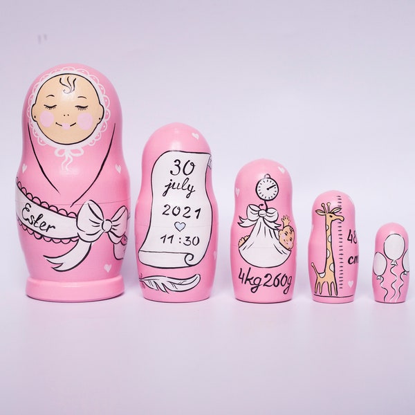 Poupées gigognes d'arrivée de bébé, souvenir de bébé fille, matryoshka de pépinière, cadeau personnalisé d'annonce de bébé, cadeau personnalisé de fille de nouveau-né