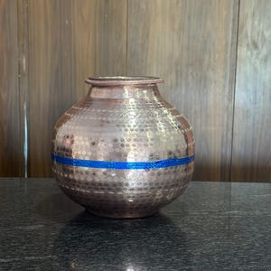 Könnte beinhalten: Ein Set aus drei Keramikbechern mit gesprenkelter, matter Oberfläche. Jeder Becher hat eine andere Farbe: Hellblau, Creme und Grau. Die Becher haben ein schlichtes, modernes Design und einen bequemen Griff.