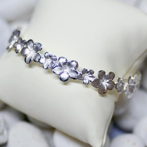Bijoux bracelet hawaïen, 75 mm. Diamètre 100 % solide en argent sterling 925 avec fleur de plumeria, technique de sablage.
