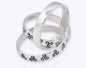 Anillo celta triple entrelazado: Triskelion negro de plata maciza con bandas superpuestas.