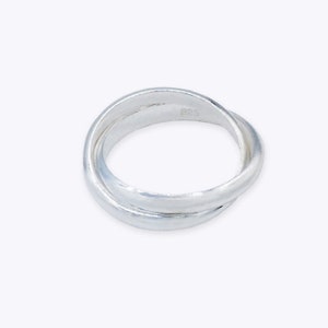 Könnte beinhalten: Ein silberner Ring mit einem Doppelband-Design. Der Ring ist innen mit "925" gekennzeichnet.