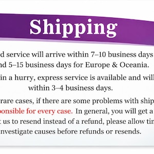 K&ouml;nnte beinhalten: Eine rechteckige wei&szlig;e Informationskarte mit einem violetten Banner am oberen Rand, auf dem das Wort Shipping in wei&szlig;er Schrift steht. Die Karte enth&auml;lt schwarzen Text, der die Lieferzeiten f&uuml;r die USA, Europa und Ozeanien sowie die R&uuml;ckerstattungsrichtlinien beschreibt.