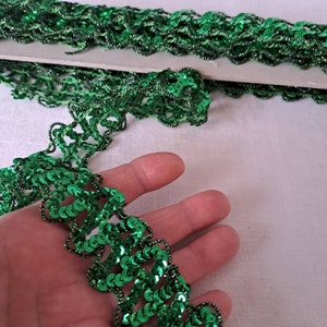Vintage lint met pailletten. Gemaakt met een golfachtig doorschijnend patroon. Extra glanzende diepgroene pailletten. 4 cm/1,5 inch breed. Dunne zijdeachtige koorden aan de zijkanten