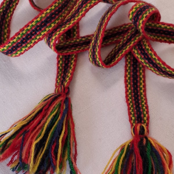 Ruban tissé à la main/tablette/ceinture/garniture Viking. Sami vintage coloré 100 % laine. Fabriquée en Suède dans les années 1970. Avec 2 pompons.
