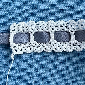 Set da 4 pezzi di pizzo di cotone vintage fatto a mano all'uncinetto. Per Cuscini e Copripiumino. In diverse lunghezze. Prodotto in Svezia negli anni '60. Ben fatto.