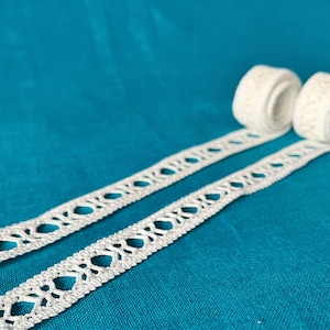 2-delige set handgemaakte kant van wit katoen. Handgehaakt in Zweden in de jaren 60. DIY-materiaal. Zeer goed gemaakt.