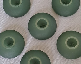6 boutons vintage en plastique vert tendre. Avec 2 trous. Ressemblant à une « bulle ». Boutons avec un trou profond au milieu. Vraiment cool.