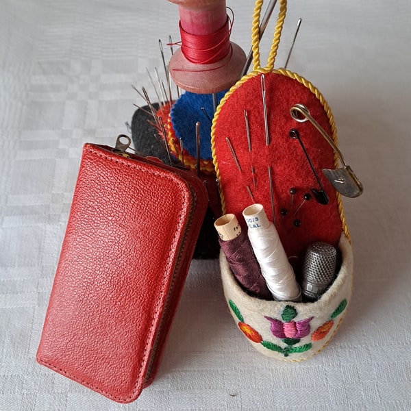 2 Vintage Needle Cases. Needle Boxes. 1 with Zipper made of Faux Leather. 1 made of Felt and Embroidered. Both from the 1960's.