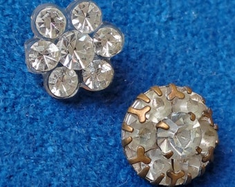 12 botones pequeños de diamantes de imitación. 7 Pegados a Plástico y 5 Sujetados a Metal con Garras. Plástico Mid-Century, Metal Antiguo. Vaso de cristal.
