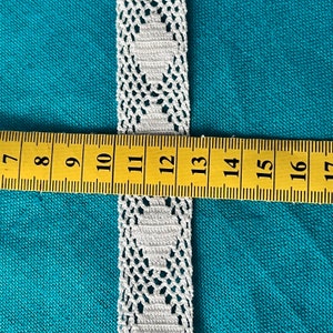 Precioso encaje de algodón tejido a crochet a mano, de una sola pieza, fabricado en Suecia en los años 70. Diseño de rombos en el medio. Nunca usado.