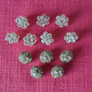 12 petits boutons en strass. 7 collées sur du plastique et 5 fixées au métal avec des griffes. Plastique Mid-Century, métal ancien. Verre de cristal. image 4