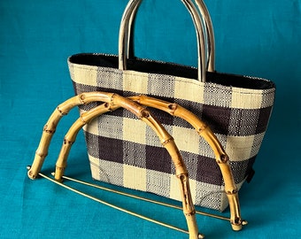 Grandi manici vintage in bambù. Realizza la tua borsa con questa coppia degli anni '50. Molto leggero con dettagli in ottone.