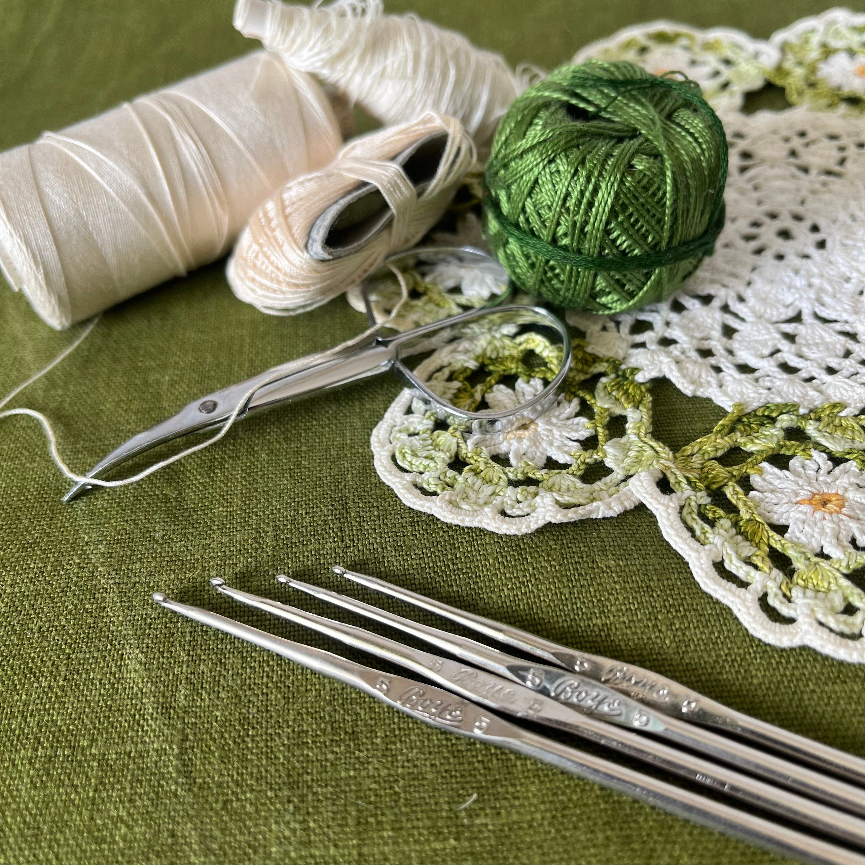Lot De 29 Crochets Dentelle Anciens - Kirby Beard & Cie - Bois Et Métal - Collection
