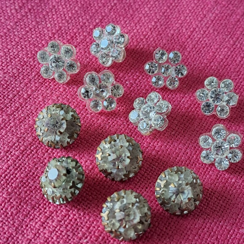 12 petits boutons en strass. 7 collées sur du plastique et 5 fixées au métal avec des griffes. Plastique Mid-Century, métal ancien. Verre de cristal. image 2