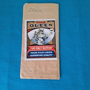 Antica carta da negozio con bottoni in lino quattro pieghe. Prodotto in inglese chiamato "The Queen". "L'unico pulsante". 18 linee, 72 pulsanti. Qualità sopraffina.