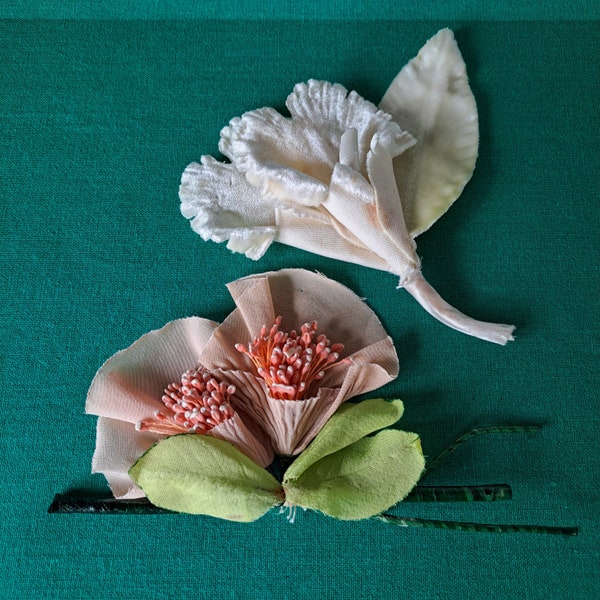 2 garnitures de chapeau ou fleurs de chapellerie. Ensemble des années 1960-70. Les deux sont faits main en tissu. Cousez ou utilisez une épingle à nourrice. Probablement suédois.