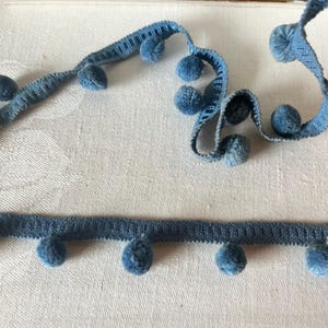 Vintage pomponlinten. Randafwerking met kwastje. Gemaakt van katoen en rayon. Uit de jaren 70. Waarschijnlijk Frans. Jeansblauwe kleur. Pak van 5 meter.
