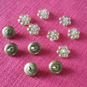 12 petits boutons en strass. 7 collées sur du plastique et 5 fixées au métal avec des griffes. Plastique Mid-Century, métal ancien. Verre de cristal. image 6