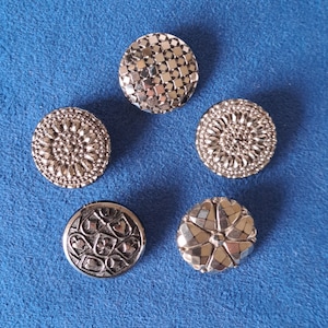 5 zwarte glazen knoppen met zilveren glans. 2 hetzelfde ontwerp. 1 speelkaarten, 1 harten en 1 kleine spiegel. Diameter: 23 mm/0,89 inch. Zelfdragende schachten.
