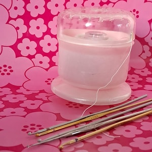 Almacenamiento de lanas con tapa, años 50. Fabricado en plástico rosa y transparente. Probablemente fabricado en Suecia. Porta lanas. Accesorio para lanas. Lana fina en el interior.