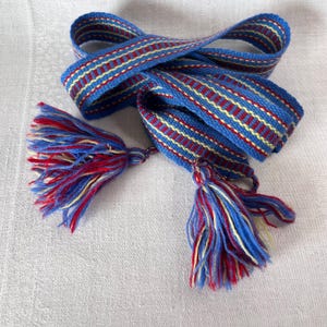 Handgewebtes Band. Handgewebter Gürtel. Viking Borte aus 100% Wolle. Band in Sami Style mit 1 Quaste an jedem Ende. 1970er Jahre. Blau, Rot, Gelb.