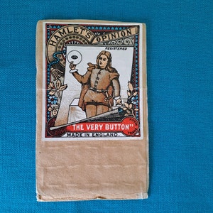 Antica carta da negozio con bottoni in lino quattro pieghe. Prodotto in inglese chiamato "L'opinione di Amleto". "Il marchio stesso del pulsante" . 18 linee, 54 pulsanti.