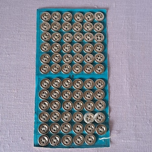 Carte de visite vintage avec petits boutons en métal. 69 Cousez avec 4 trous. Boutons fins et légers. Ligne 20 12,7 mm.